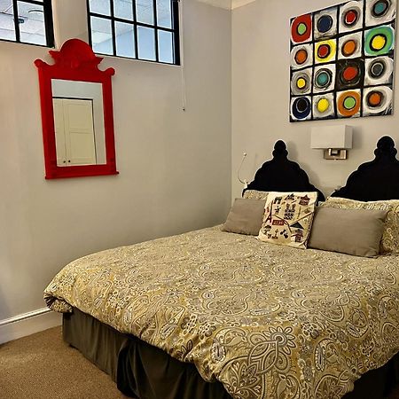 Hampton Court Grand Snug Sleeps 6 - Walk To Palace And Train Daire Molesey Dış mekan fotoğraf